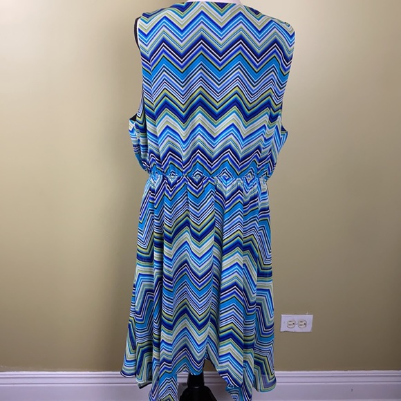 Geometric Chevron Print Handkerchief Key hole Accent neckline - Picture 4 of 8